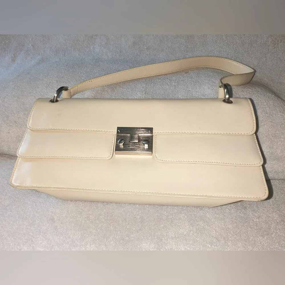 Hobo International cream leather shoulder bag.